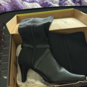 Brand new women’s boots size 9 1/2 color black